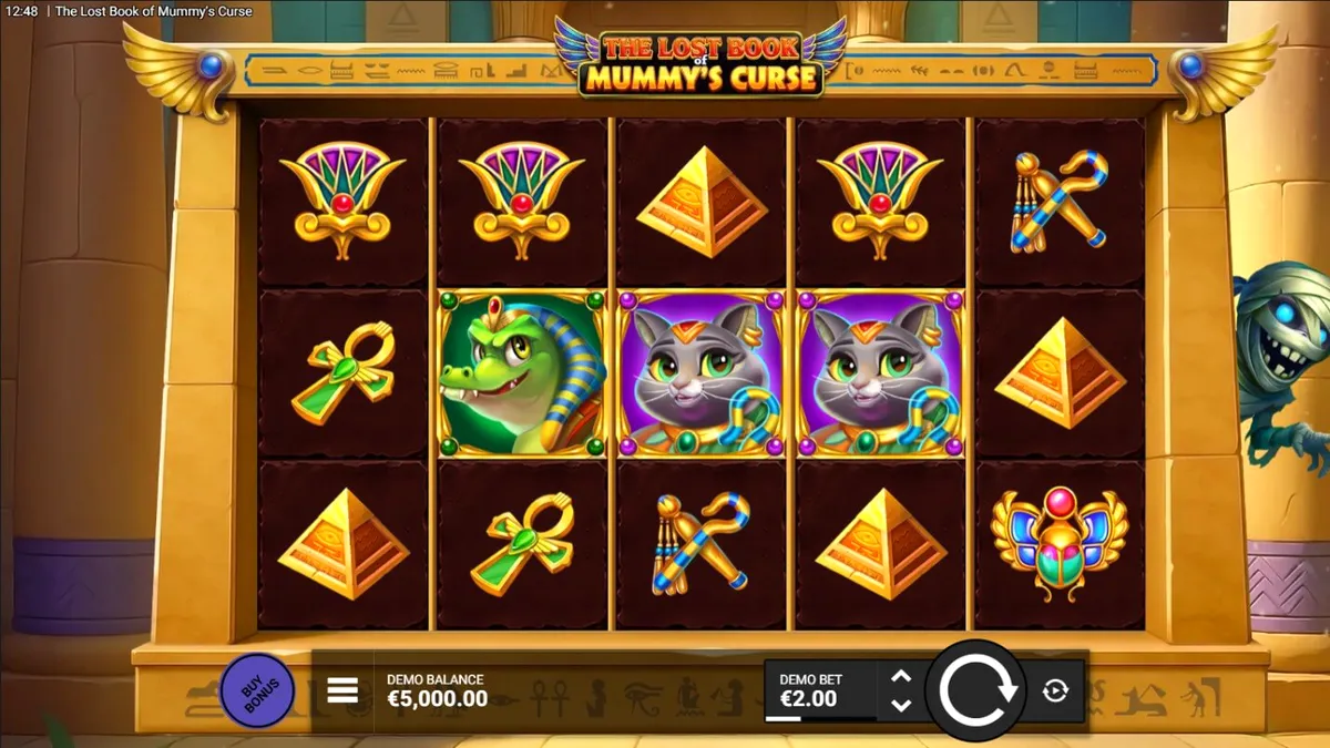 Múmia egípcia animada ao lado das bobinas do slot The Lost Book of Mummy’s Curse
